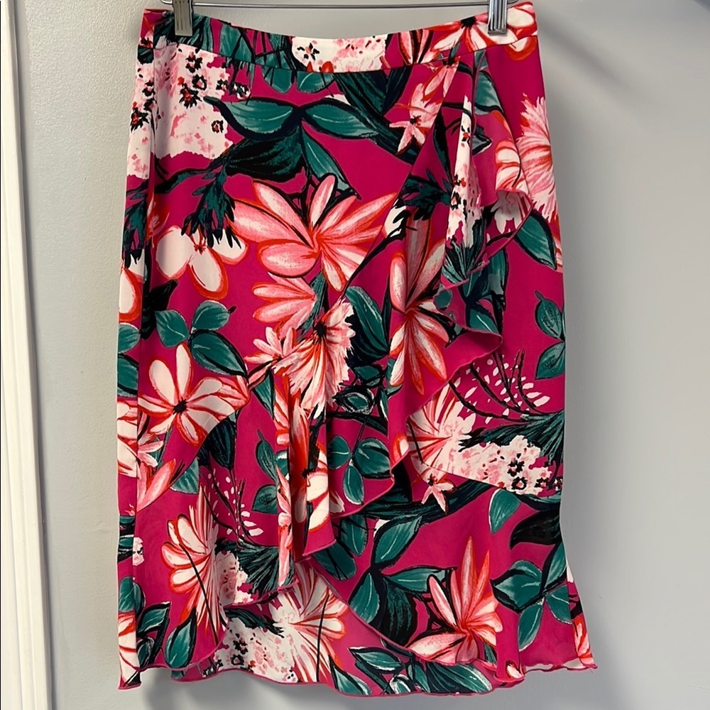Ann Taylor factory pencil skirt with a flared bottom. Size 6